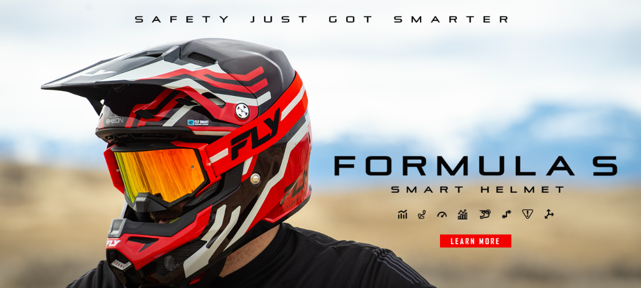 Red and black smart helmet with a reflective visor on a desert background, featuring the brand 'Formula S'.