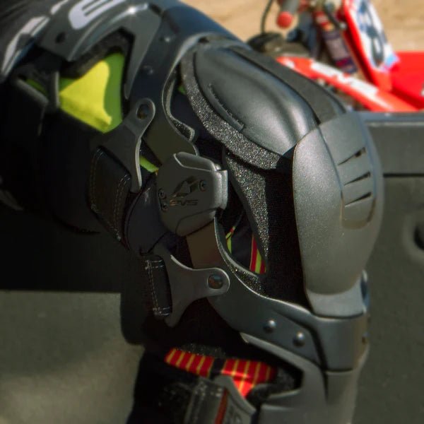 EVS Axis Sport Knee Brace | AXISS - BK - MojoMotoSport.com